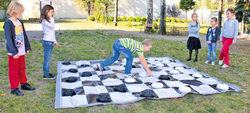 150 x 150 cm PLANSZA WARCABY Gra w warcaby rozgrywa się na ciemnych polach planszy.