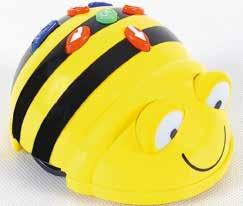 WIEK ROBOTY STACJA DOKUJĄCA 3 5 lat { BEE-BOT } { Bee-Bot } Niesamowity robot w kształcie chodzącej pszczółki, wydający dźwięki i poruszający się po podłodze zgodnie z wcześniej