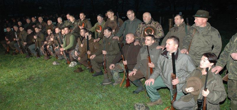 Odprawa myśliwych rozpoczyna polowanie zbiorowe, umożliwia spełnienie regulaminowych wymogów formalnych w uroczystej oprawie. Odprawę zarządza prowadzący polowanie.