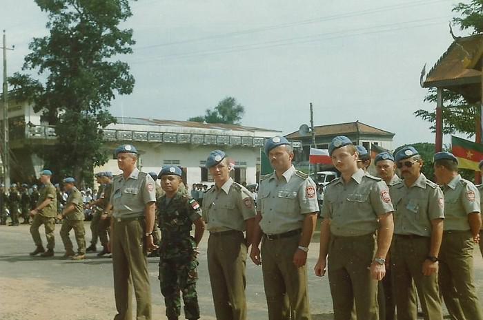 Defilada z udziałem polskich żołnierzy w Kampong Thom Mandat misji został wypełniony we wrześniu 1993 r., po ogłoszeniu konstytucji Królestwa Kambodży i utworzeniu nowego rządu.