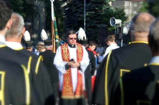 STATUS KAPŁANÓW I OSÓB DUCHOWNYCH Rycerze Jana Pawła II uważają za wielki zaszczyt i honor możliwość służenia Kościołowi Chrystusowemu.