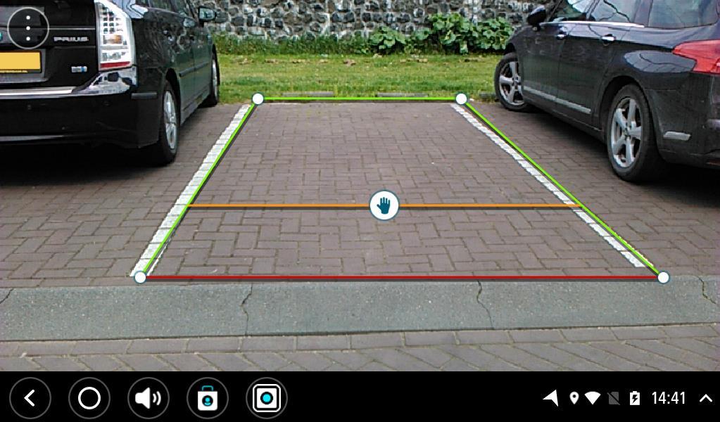 Korzystanie z linii pomocniczych szerokości pojazdu Linie pomocnicze szerokości pojazdu informacje Linie pomocnicze pozwalają sprawdzić, czy pojazd zmieści się na miejscu parkingowym lub w innym