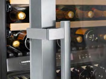 Praktyczny system etykietowania umożliwia szybki przegląd przechowywanych win.