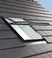 Okna dachowe doświetlają poddasze, zapewniając nam przeciętnie 50% więcej naturalnego światła, niż okna fasadowe w tym samym rozmiarze.