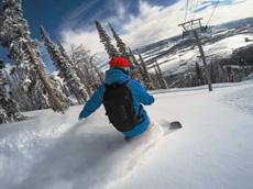 Jeśli jeździsz na desce snowboardowej w słoneczny dzień, dobrym rozwiązaniem może być zablokowanie ekspozycji na kurtce fotografowanej osoby.