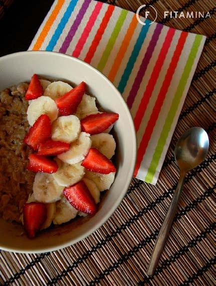 Jaglanka bananowo truskawkowa, Koktajl FITAMINA C 7 łyżek płatków jaglanych (70g) 1 średni banan (100g) 1/4 szklanki truskawek (50 g) 3 łyżeczki płatków migdałowych (15 g) cynamon Płatki jaglane