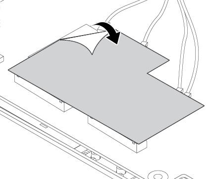 Uwaga: Przed rozpoczęciem instalowania karty sieci bezprzewodowej WAN należy dotknąć metalowego stołu lub uziemionego metalowego obiektu.