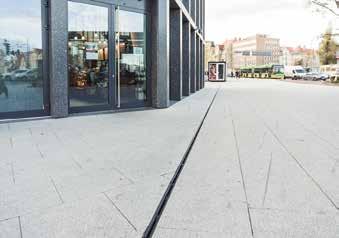 Dzięki współpracy architektów z poznańską firmą Pozbruk, zaprojektowana została betonowa fasada z wyraźnie wyeksponowanymi ziarnami kruszywa.