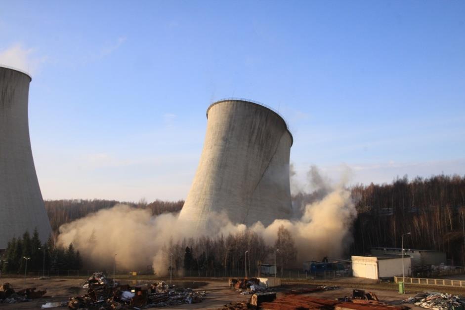 Uwarunkowania realizacyjne Przygotowanie terenu budowy wyburzenia chłodni kominowych 7, 8 i 9 i komina nr 4; zmiana trasy kabla 6kV oraz lokalizacji rozdzielni ZOBLR zmiana trasy kanalizacji