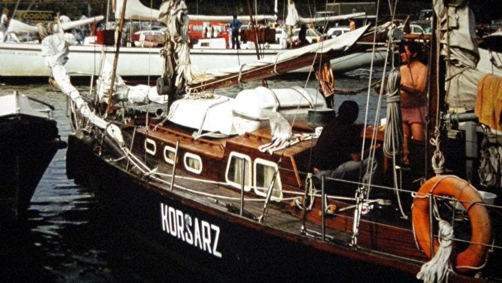 Najwięcej żeglowałem na innym jachcie PKM z Gdańska s/y Korsarz (100 m kw żagla). Był to sławny jacht, który pod dowództwem kpt. Prechitko wygrał regaty Olimpijskie do Kilonii w roku 1936.