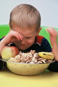 Żywienie dzieci w okresie wczesnego dzieciństwa i w wieku przedszkolnym jadłospis powinien być urozmaicony, bogaty w węglowodany złożone, zawierać 3-5 posiłków dziennie, należy unikać dojadania
