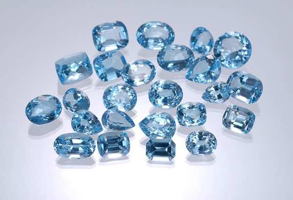 TOPAZ Topaz nazywany świętym kamieniem. Topaz oŝywia umysł, ułatwia skupienie uwagi, pomaga w koncentracji, pokonywaniu przeszkód i trudności.