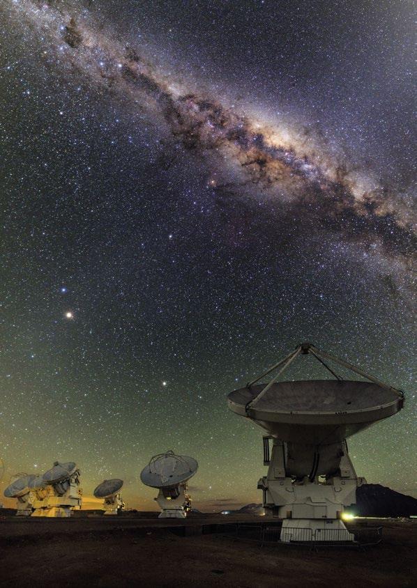 ALMA Wysoko na płaskowyżu Chajnantor w Andach Chilijskich, ESO wraz ze swoimi globalnymi partnerami, posiada sieć radioteleskopów Atacama Large Millimeter/submillimeter Array (ALMA) największy