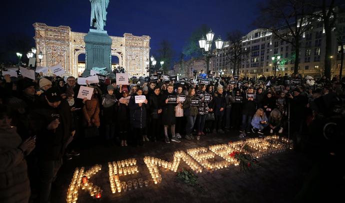 WIEC ZORGANIZOWANY ZA POŚREDNICTWEM PORTALI SPOŁECZNOŚCIOWYCH, NA PAMIĄTKĘ OFIAR POŻARU W CENTRUM HANDLOWYM ZIMNYAYA VISHNYA W KEMEROWIE PRZY PLACU PUSZKIŃSKIM W CENTRUM MOSKWY W ROSJI, 27 MARCA 2018