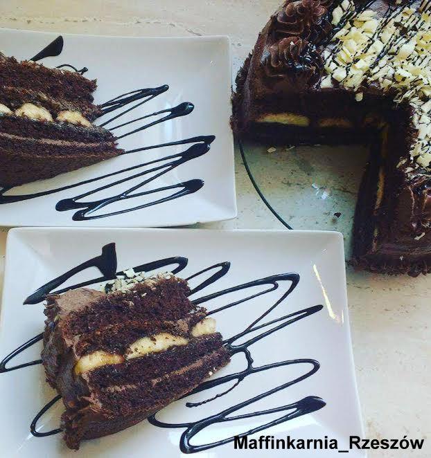 52. Tort czekoladowy z nutellą i bananami Ciasto czekoladowe przekładane kremem czekoladowym z warstwą nutelli i