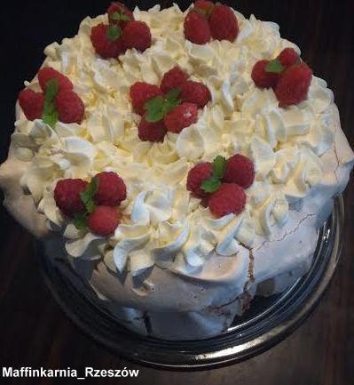 36. Torcik bezowy z mascarpone i owocami Bezy przekładane kremem na bazie mascarpone ze