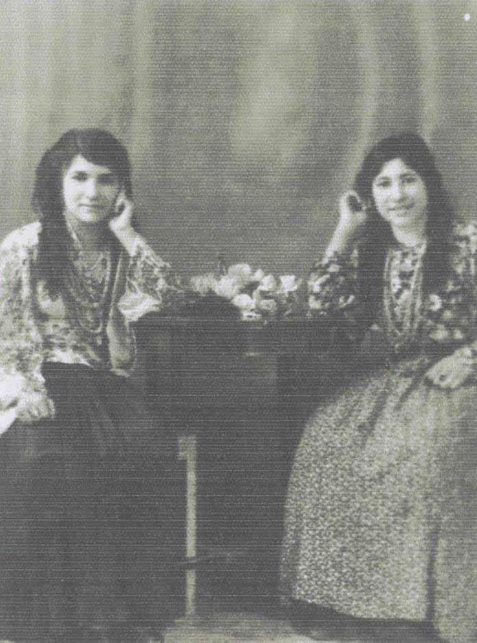 Romskie dziewczęta z terenu Warmii i Mazur okres przed 1945