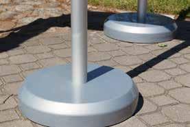 Konstrukcja składa się z profili aluminiowych o wysokości 200 cm usadowionych na betonowych obciążnikach pokrytych plastikowymi osłonkami przy wystawach zewnętrznych lub metalowych obciążnikach przy