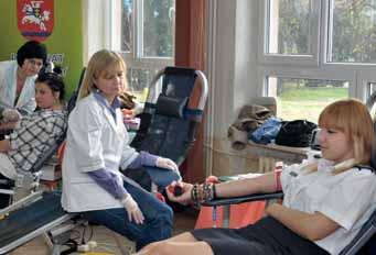 Uczennice oddające krew rowych, we współpracy ze Szpitalem Ministerstwa Spraw Wewnętrznych w Lublinie i fundacją Krewniacy. Społeczność szkolna bardzo chętnie zaangażowała się w to przedsięwzięcie.