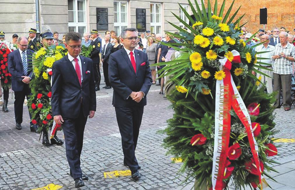 Uroczystości rozpoczęły się od spaceru ulicami Starego i Nowego Miasta, przy których znajdują się tablice upamiętniające wydarzenia Powstania Warszawskiego. Pod 74.