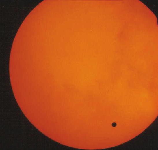 Rys. 20b. Wenus na tle tarczy Słońca na ekranie zamontowanym przy wyciągu okularowym refraktora 8 czerwca 2004 roku Fotografie wykonała Małgorzata Śróbka-Kubiak z Planetarium w Grudziądzu słonecznej.
