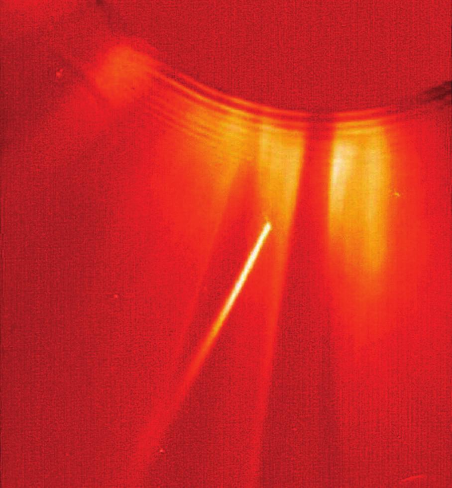 Na fotografiach widać fragment tarczy słonecznej i zbliżającą się doń kometę 111 (numer pochodzi od kolejności odkryć przez SOHO), która 29 kwietnia 2000 r. wpadła na Słońce.