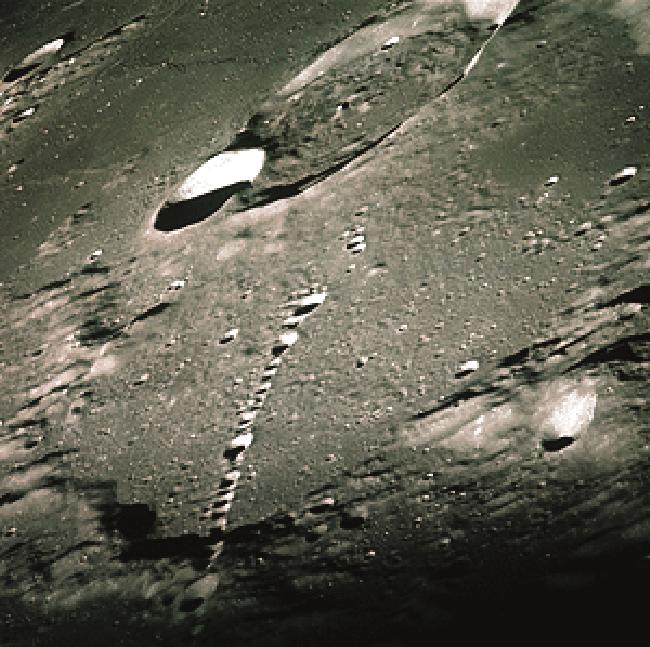 Kratery w Układzie Słonecznym Rys. 45. Łańcuszek kraterów na powierzchni Księżyca Ślady dawnych kolizji kosmicznych można spotkać również na Księżycu.