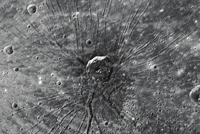 Rys. 46. Krater w kształcie pająka na Merkurym Międzyplanetarna sonda Messenger (MErkury Surface Space ENvironment GEochemistry) rozpoczęła szczegółowe badania powierzchni Merkurego.