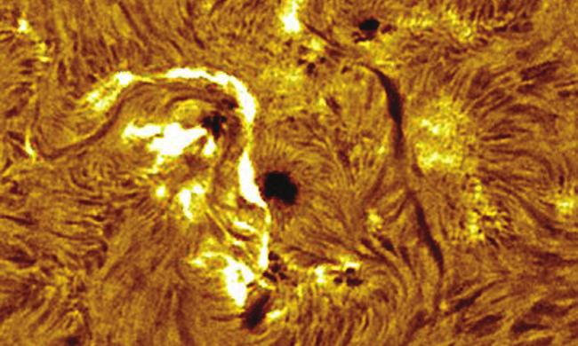 Rys. 52. Zjawiska obserwowane w zewnętrznych warstwach Słońca Nad aktywnymi obszarami Słońca obserwuje się koronalne wyrzuty masy (Coronal Mass Ejection CME).