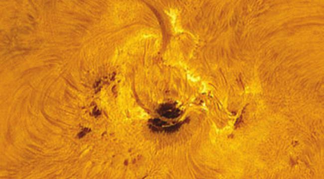 Skrzydła Ikara długie, fantazyjne włókna wypełzające z plamy 982. Na obrzeżu tarczy słonecznej twory te widnieją w postaci protuberancji.