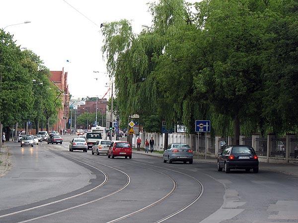 Mirosław Czerliński Roboty za robotami Od maja prowadzone są w Toruniu roboty torowe. Wyremontowano już torowisko tramwajowe w ul. Wały gen. Sikorskiego i Szumana.