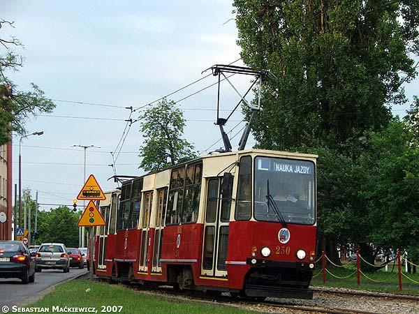 Dożynkowej w kierunku centrum, przeniesiono na ul. Dożynkową w pobliżu skrzyżowania z ul. Turystyczną. Drugi, przy ul. Księżycowej w kierunku Złotorii, przeniesiono na ul.