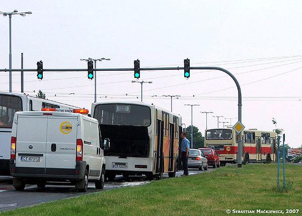 Z pętli do pętli czerwcowy zawrót głowy Odsłaniali, to inni jechali inaczej 2 czerwca na czas trwania uroczystości odsłonięcia pomnika Jana Pawła II w godzinach od 10:00 do 14:00 zamknięto przejazd