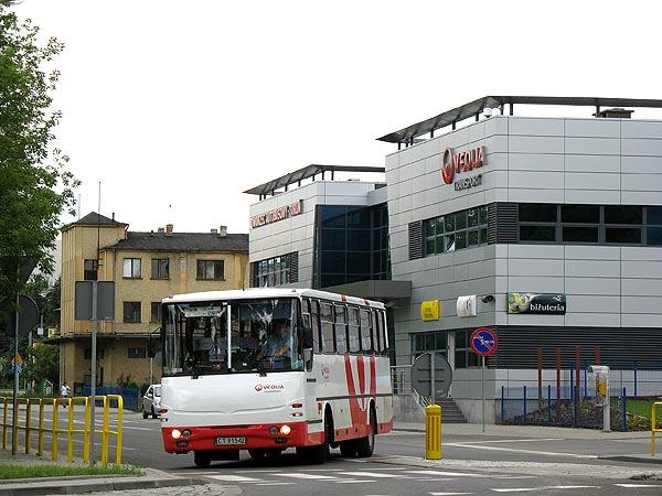 Komunikacja w obrębie miasta Firma Morvi sprawiła nam w tym półroczu niezłą niespodziankę. Mianowicie zakupiono pierwszego w Toruniu miejskiego przegubowca.