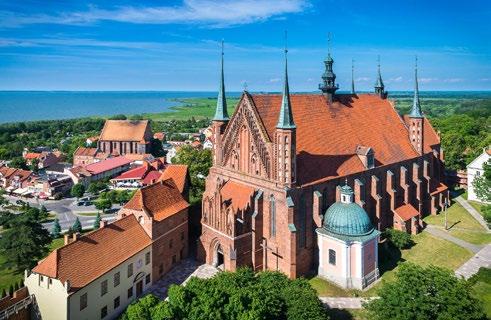 Frombork Wzgórze Katedralne katedra Miejsce spoczynku Mikołaja Kopernika. Można tu zobaczyć między innymi organy barokowe, będące jednymi z najsłynniejszych w kraju.