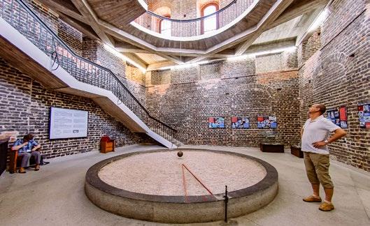 Frombork Wzgórze Katedralne Wieża Radziejowskiego Katedralna dzwonnica, znajduje się tu wahadło Foucaulta.