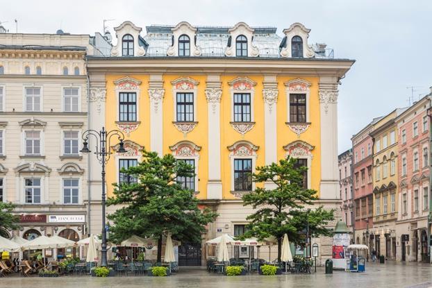 w budynku znajdującym się wówczas w tym miejscu działała mennica. Na początku XVII stulecia kamienica została przebudowana na wczesnobarokową rezydencję typu pałacowego. W II ćwierci XVIII w.