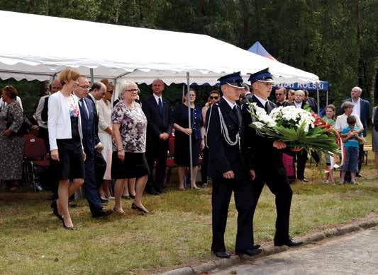 złożyli: Siostra Aleksandra Pander (ABMV-Służebniczka Śląska) z Papieskiej Rady ds. Duszpasterstwa Migrantów i Podróżujących oraz ks. Stanisław Opocki, Krajowy Duszpasterz Romów.