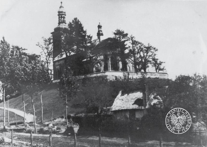 Na lewo od Kościoła widać pałac (zdjęcie sprzed 1943 r.