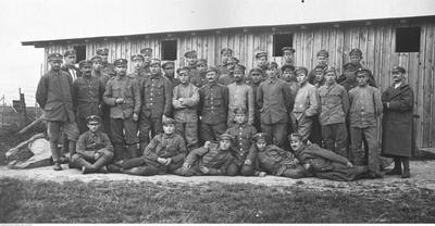 Grupa Legionistów internowanych w Szczypiornie (ze zbiorów NAC, 1-H-225-2) 2 LIPCA 1917 Wobec kunktatorskiej polityki cesarzy względem Polski oraz podporządkowania formowanego wojska polskiego