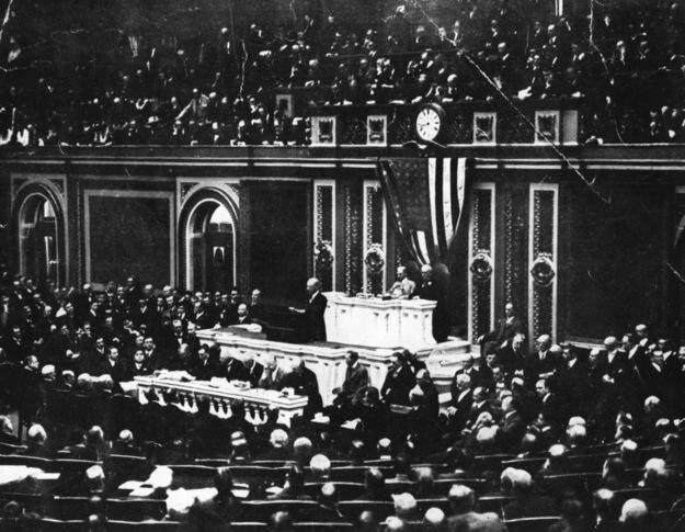 Woodrow Willson przemawia przed Kongresem USA (Hulton Archive, domena publiczna) 8 STYCZNIA 1918 Prezydent USA Woodrow Wilson w orędziu noworocznym ogłosił 14 punktów stanowiących, jego zdaniem,