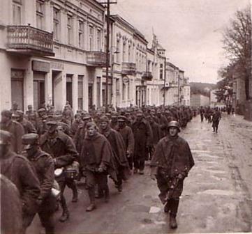 Bolesław w mundurze Wojska Polskiego (strzałkami oznaczono pradziadka) Wraz z innymi żołnierzami zostali po wielu dniach marszu i kilku stacjach przejściowych, doprowadzeni do Oflagu II D Gross Born