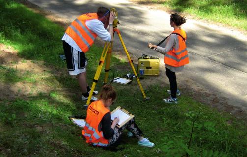 OFERTA STUDIÓW PODYPLOMOWYCH Na WNGiG prowadzone są studia podyplomowe: Geoinformacja Geologia Przemysły kultury w polityce rozwoju miast i regionów - studia podyplomowe dla pracowników administracji