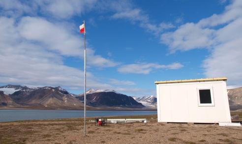 Stacja polarna UAM, Zatoka Petunia, Spitsbergen Dużym osiągnięciem pracowników Instytutu Geograﬁi Fizycznej i Kształtowania Środowiska Przyrodniczego są badania atmosfery, w tym zagadnienia teorii
