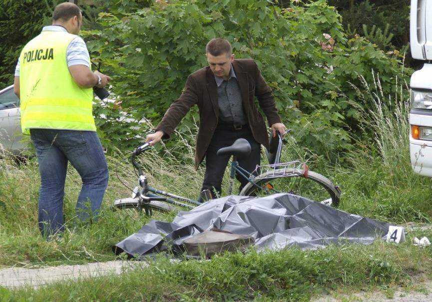 czołowego zderzenia z samochodem ciężarowym a następnie z kolejnym samochodem osobowym, W wyniku zderzenia poszkodowanych zostaje 5 osób w tym 2 dzieci pasażerów Opla, W likwidacji skutków zdarzenia