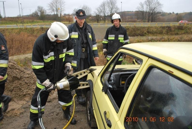 ponoszenia kosztów przez uczestników, Zajęcia praktyczne podczas kursu z zakresu ratownictwa technicznego Miastko Strażacy podczas zajęć praktycznych w czasie szkolenia Kierowców Konserwatorów