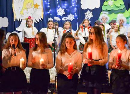 Na scenie prezentują się wszystkie pokolenia mieszkańców Wądroża Wielkiego. Młodzi aktorzy, uczniowie miejscowej szkoły, przedstawiają sceny narodzin Chrystusa.