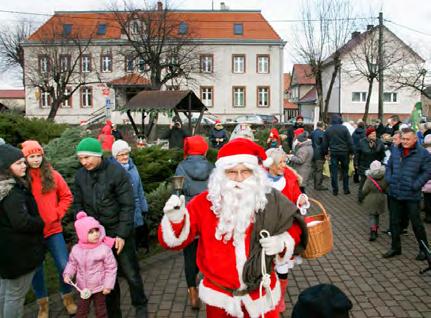 Jarmark Bożonarodzeniowy w Kunicach termin: Grudzień miejsce: Kunice, plac przed Urzędem Gminy Jarmark Bożonarodzeniowy to impreza, która odbywa się na placu przed Urzędem