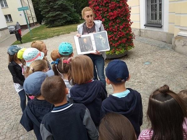 Miasta. Trasa wycieczki prowadziła poprzez Rynek Kościuszki, min budynek Domu Św.