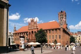 Jana, spacer do Rynku: piękne kamieniczki, gotycki ratusz, Spektakl w Panoramie Racławickiej. Przejazd do hali stulecia, grające fontanny. Obiad. Wyjazd w drogę powrotną.